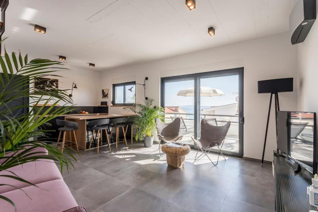 Holiday Home Lolina,Sea On A Palm! Heated Pool Трогір Екстер'єр фото