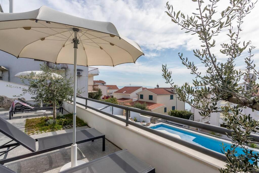 Holiday Home Lolina,Sea On A Palm! Heated Pool Трогір Екстер'єр фото